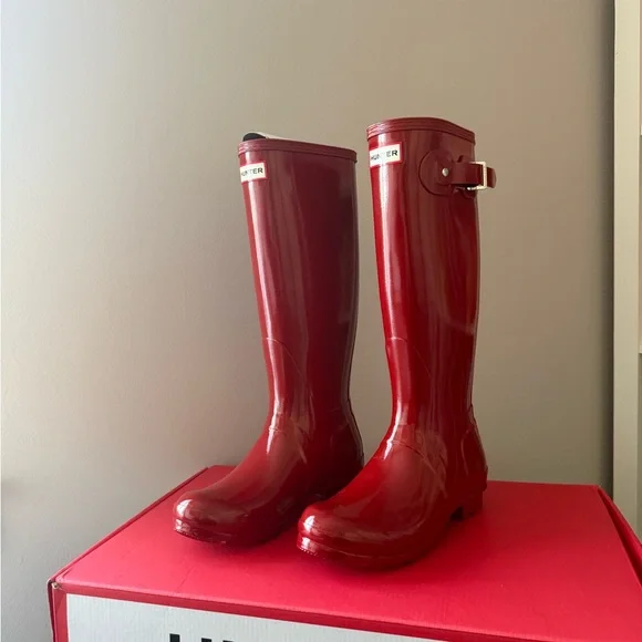 Hunter Glossy Cherry Boots - Picture 3 of 3
